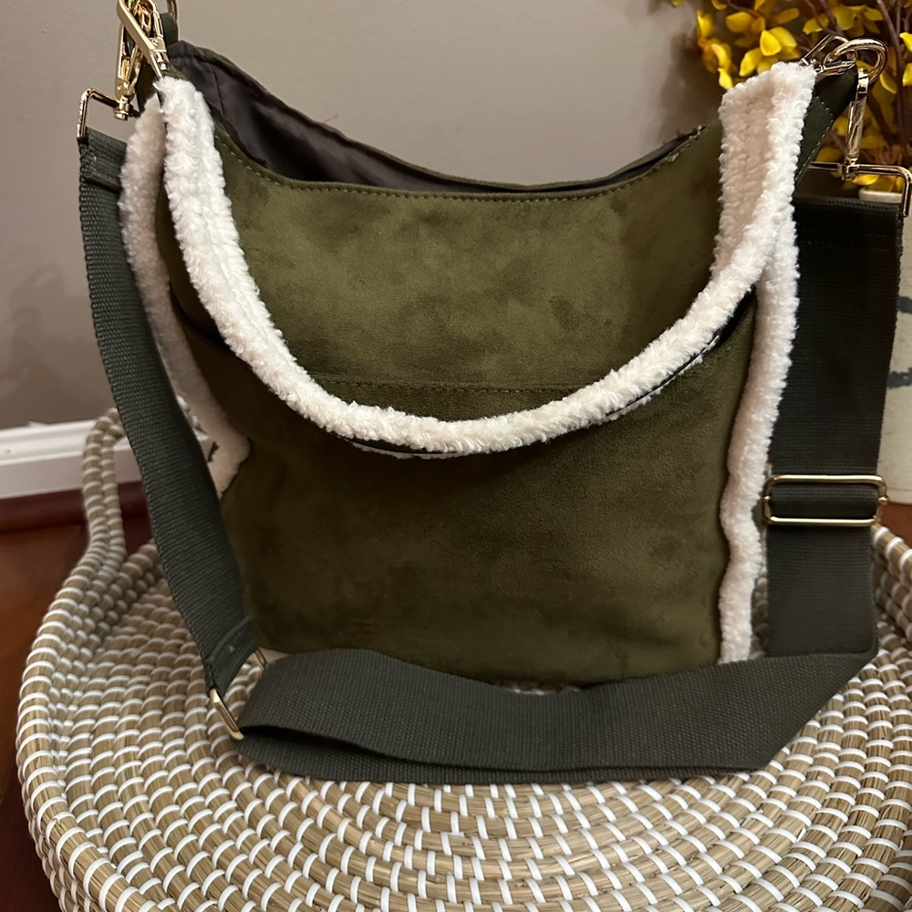 Ahdorned Army/White Vegan
Suede Messenger w/ Sherpa Trim &
2 Straps
BY ADORNED